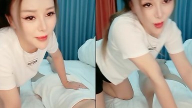 风骚少妇大胆露脸伺候土豪大哥，活好不黏人！豪乳抹精油激情胸推，69式口交吞吐巨根，浪叫中爆操内射高潮不断！